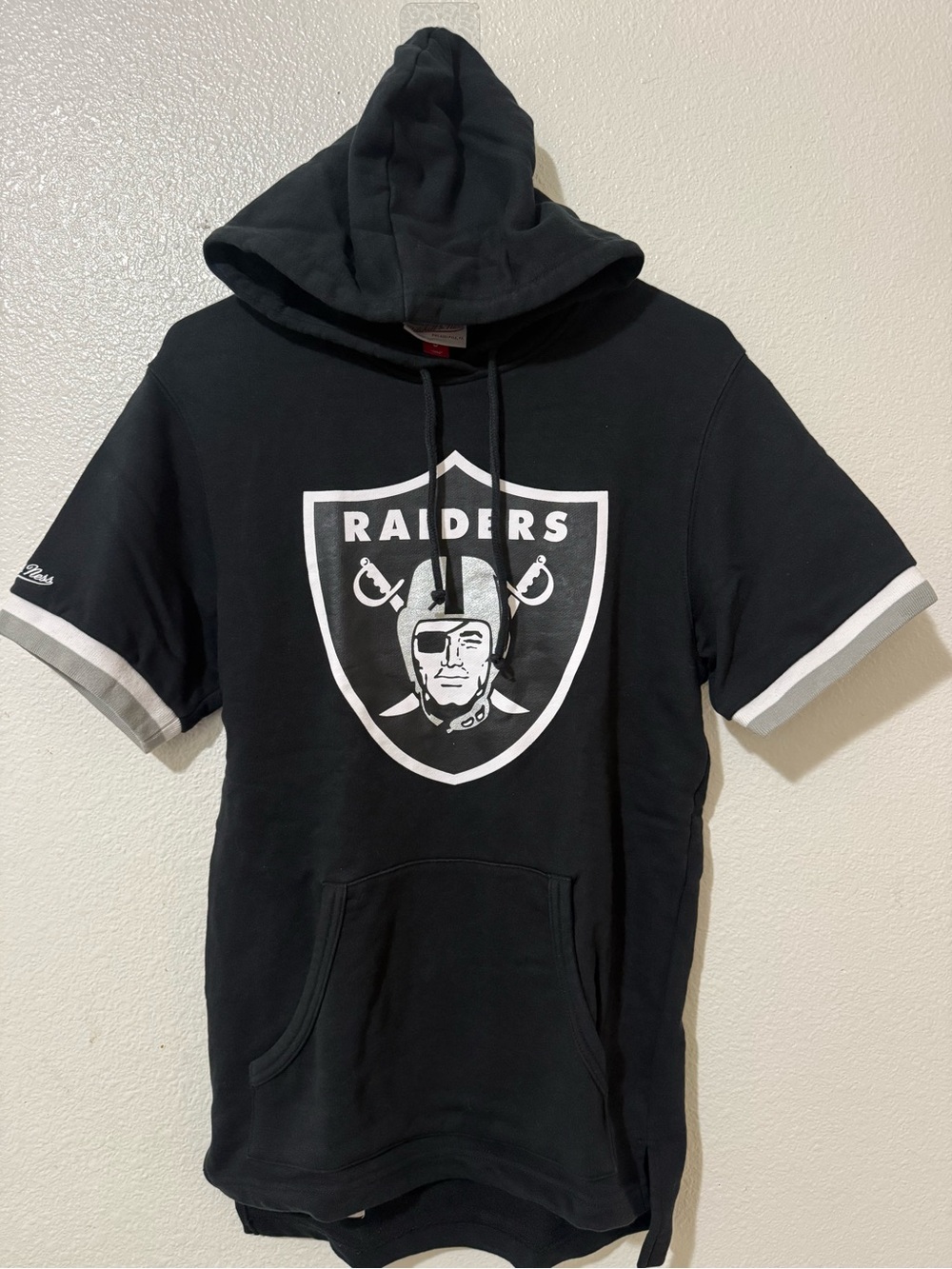Mens Raiders Mitchell & Ness hoodie shirt/sweater type of top. (Gently Used)